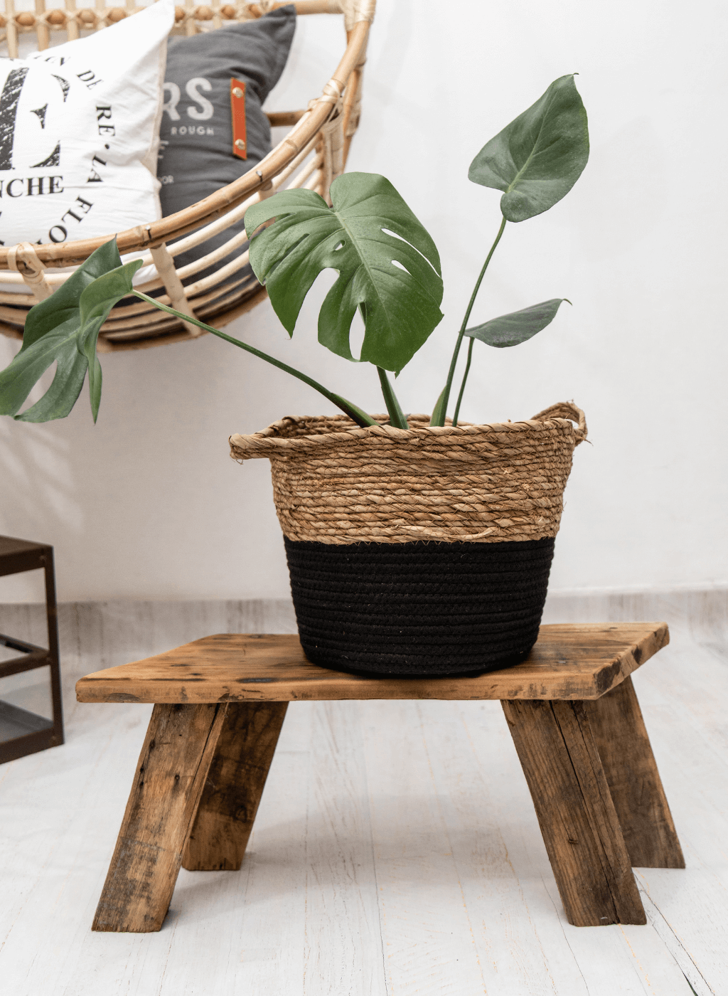 Cesto fibras naturales borde Negro + Natural mediano