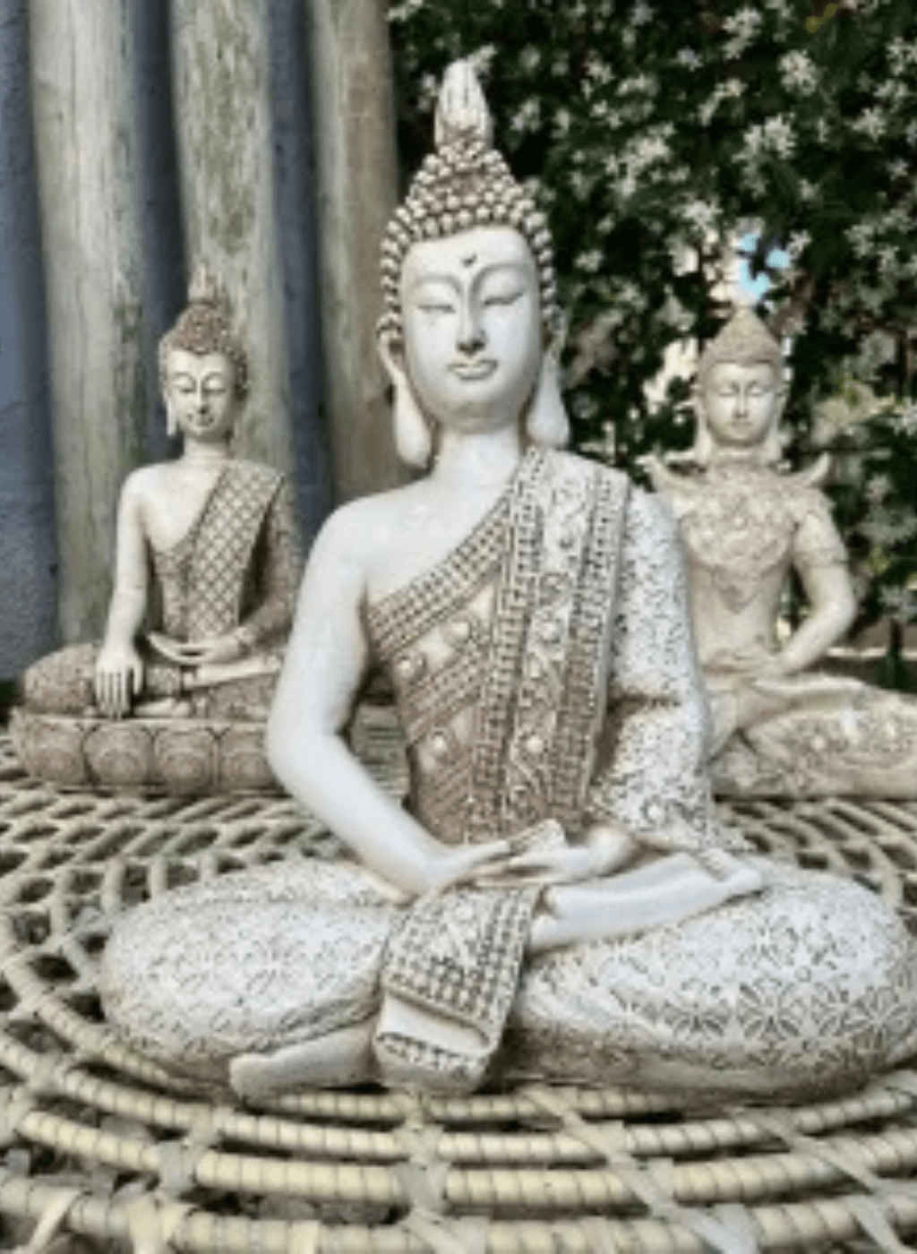 Buda corona de punta manto labrado detalle