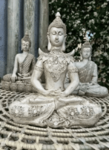 Buda corona de punta manto labrado detalles