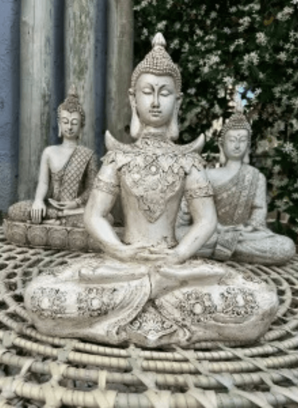 Buda corona de punta manto labrado detalles