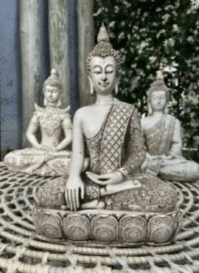 Buda corona de punta manto labrado detalles