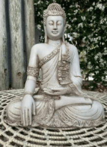 Buda meditación con manto y brazalete