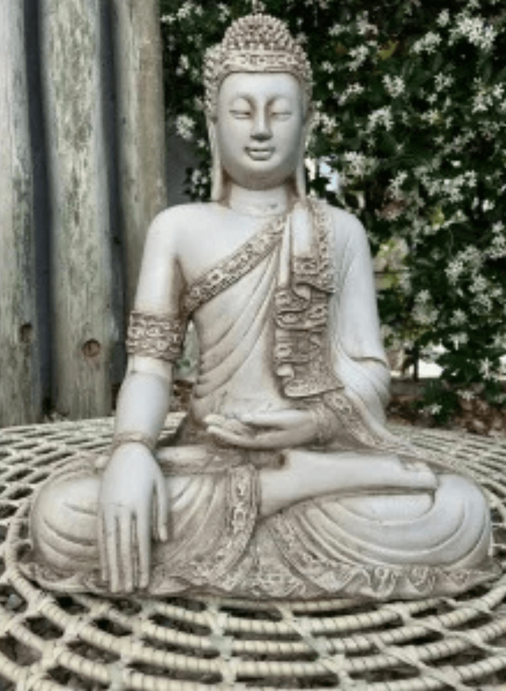 Buda meditación con manto y brazalete