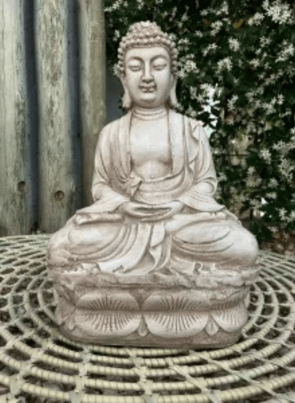 Buda meditando sobre flor de loto