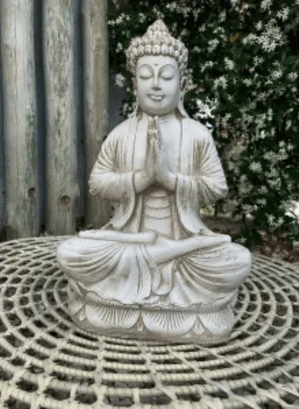 Buda rezando sobre flor de loto