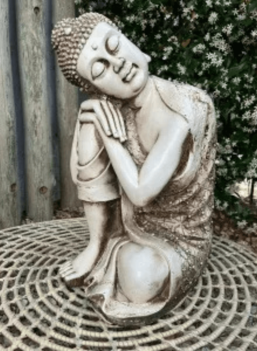 Buda soñador manto labrado