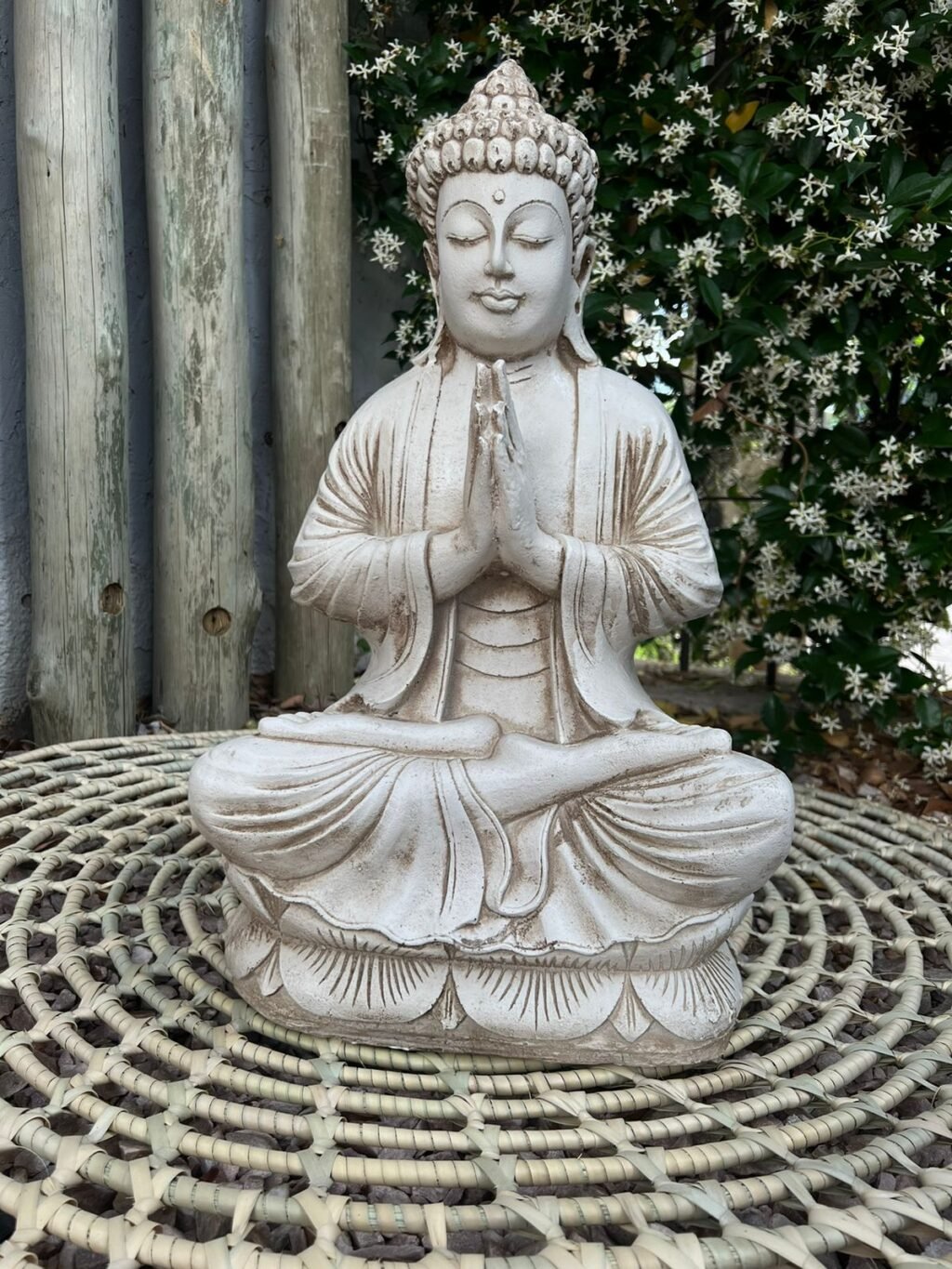 Buda rezando sobre flor de loto - Image 2