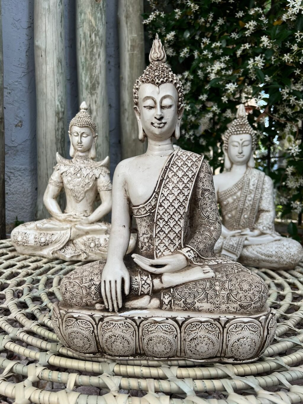 Buda corona de punta manto labrado detalles - Image 2