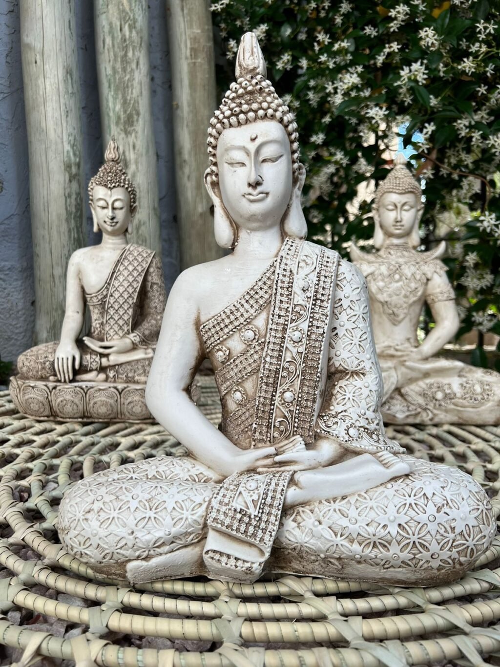 Buda corona de punta manto labrado detalle - Image 2