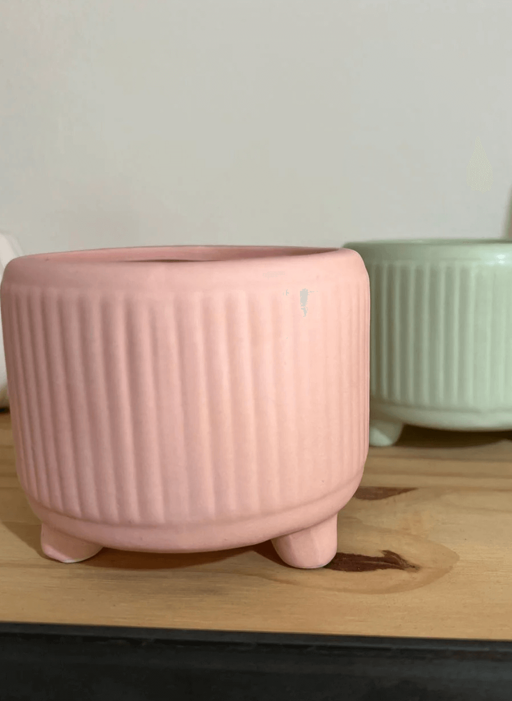 Maceta de cerámica con patitas