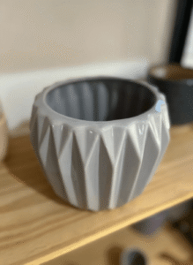 Maceta de cerámica geo prisma gris