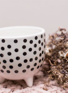 Maceta de cerámica Lunares con patitas