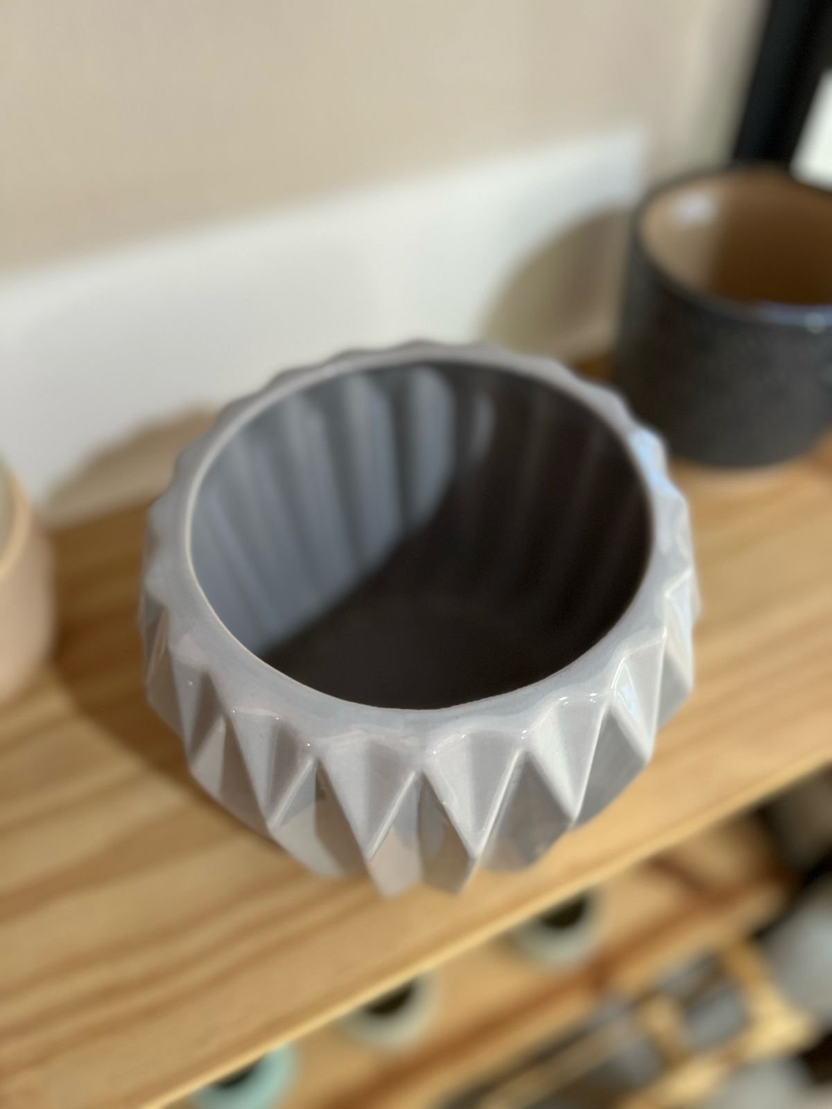 Maceta de cerámica geo prisma gris - Image 3