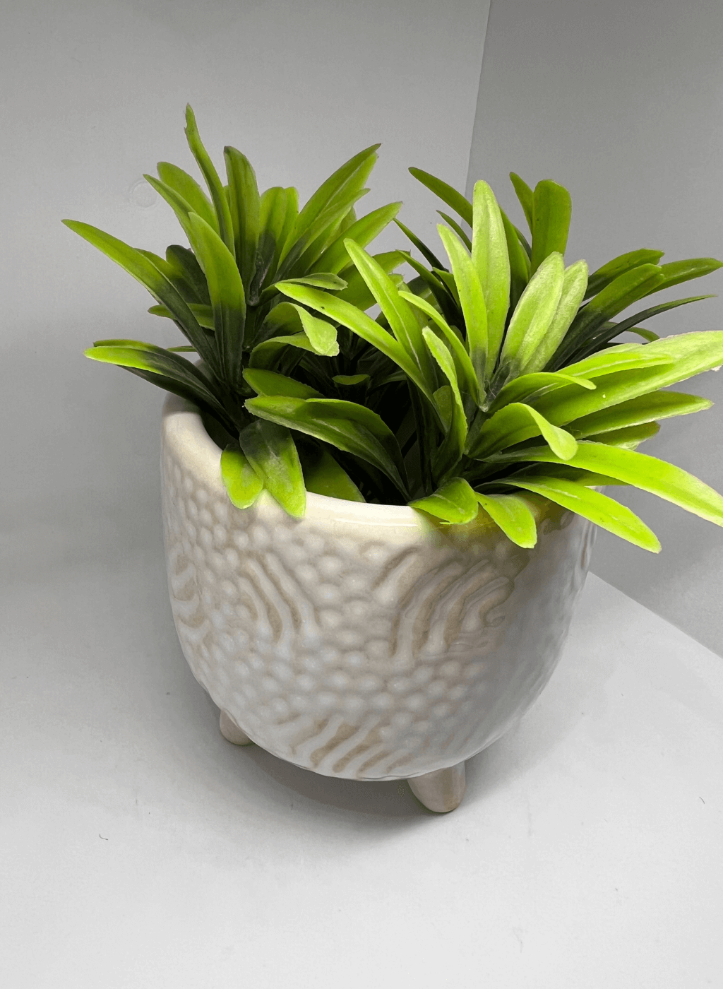 Maceta de cerámica con patitas.