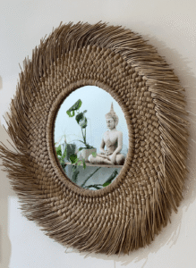 Espejo circular trama fibras naturales.