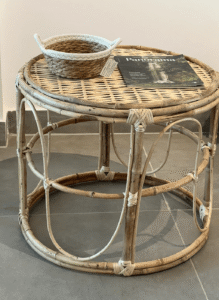 Mesa de caña redonda con base de apoyo tejida